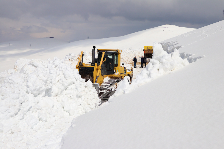 Bayburt'un yükseklerinde karla mücadele sürüyor
